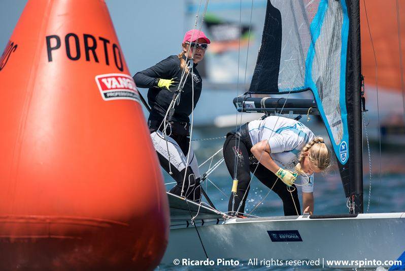 Kätlin Tammiste ja Anna Maria Sepp purjetasid 49erFX EM-il kuldgruppi