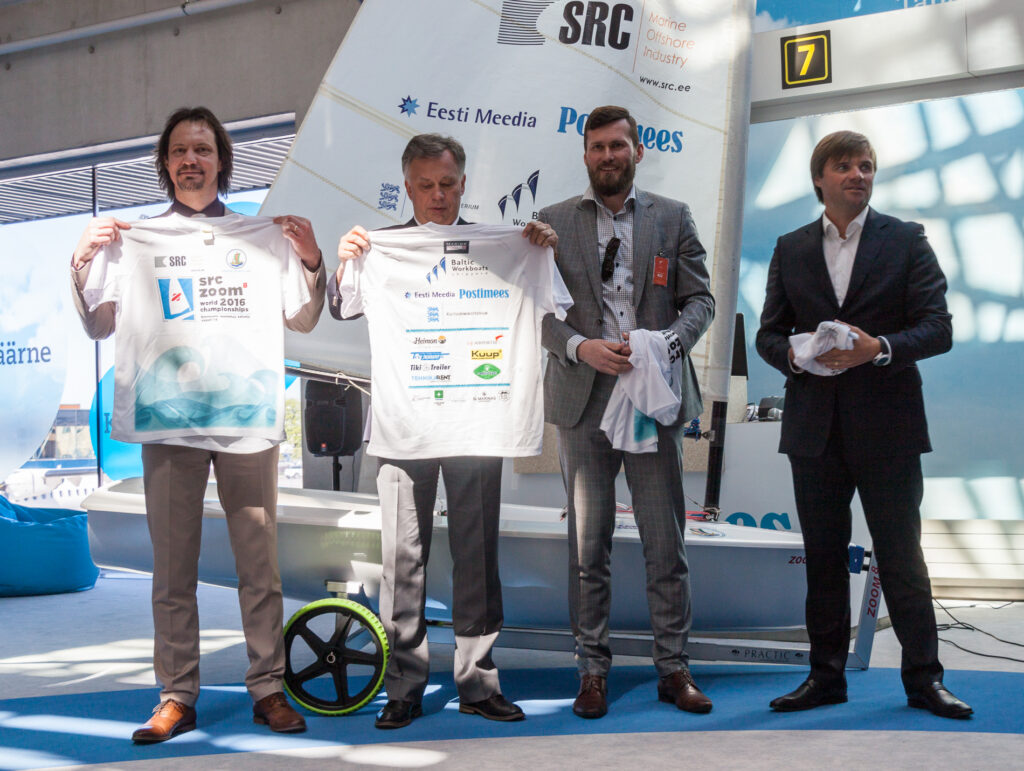 Tallinna Lennujaamas Postimehe väravas tervitab reisijaid Zoom8 purjekas