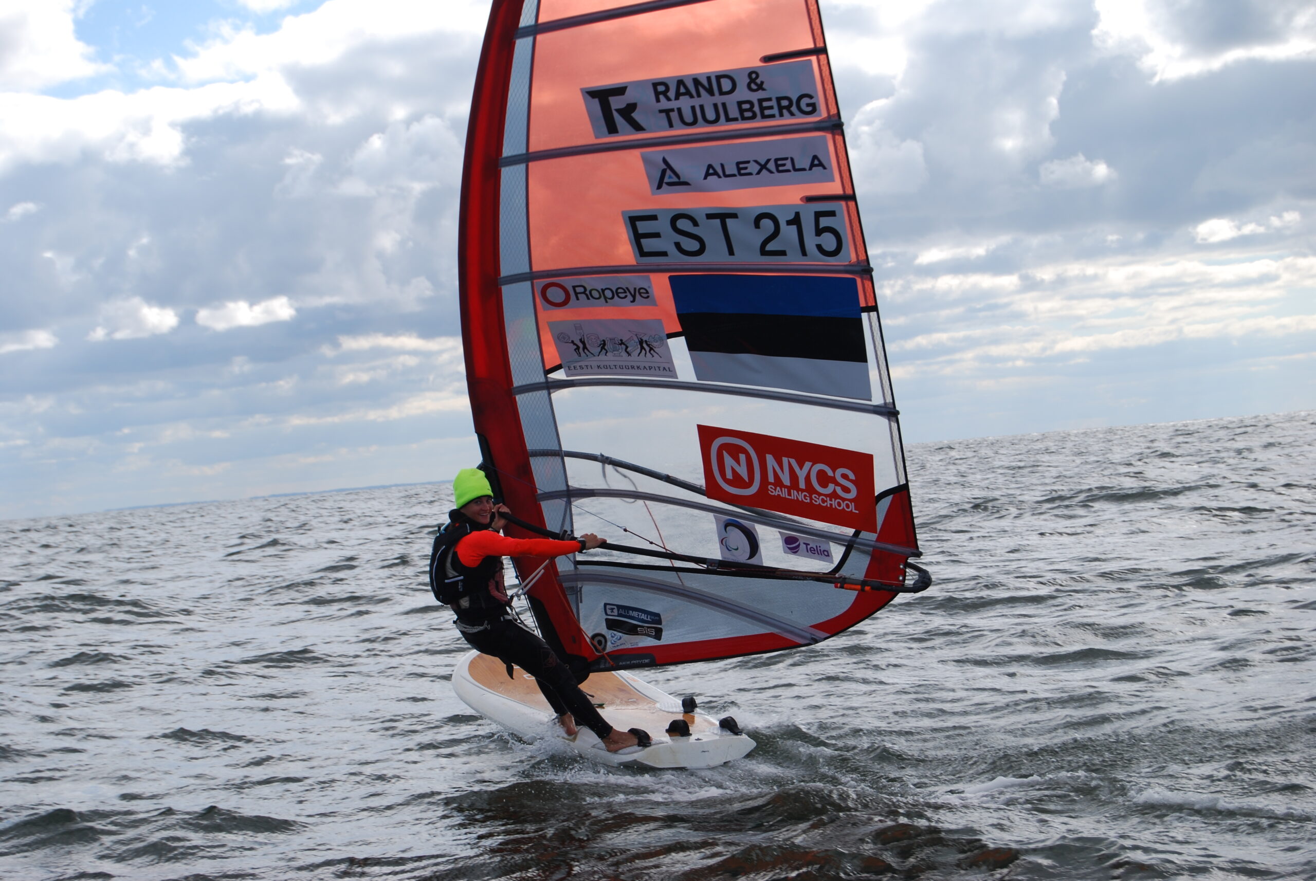 Ingrid Puusta ületab Läänemere surfates