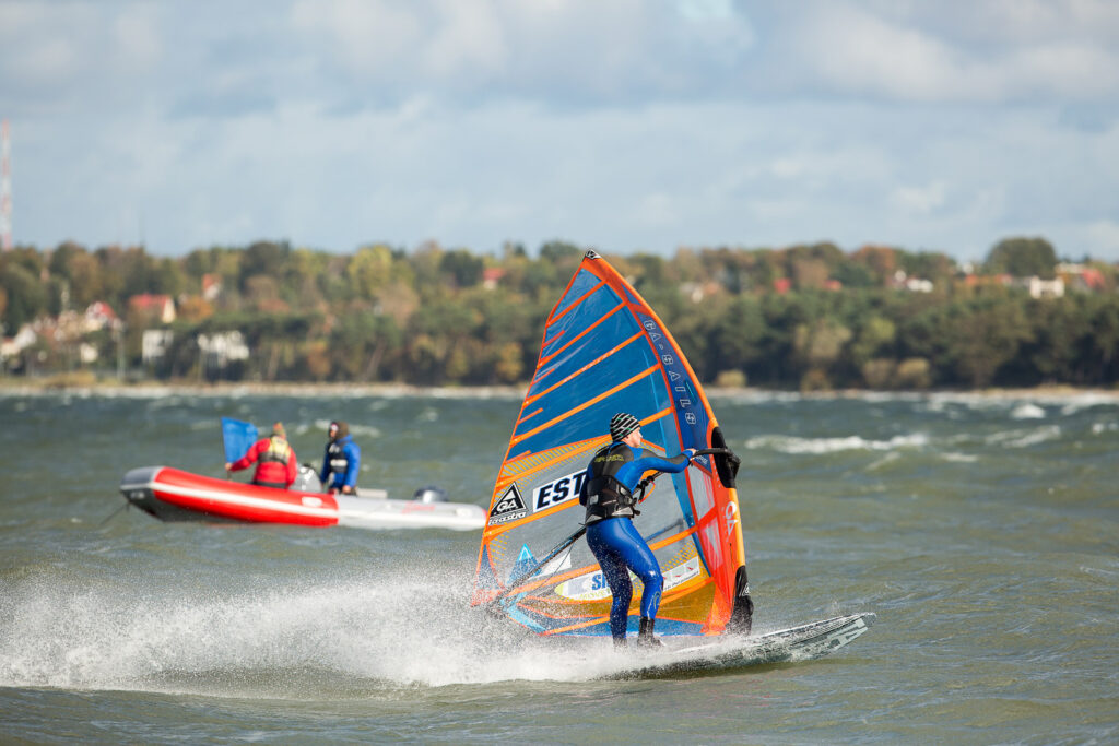 Sügistormis selgusid Eesti meistrid purjelaua slaalomis