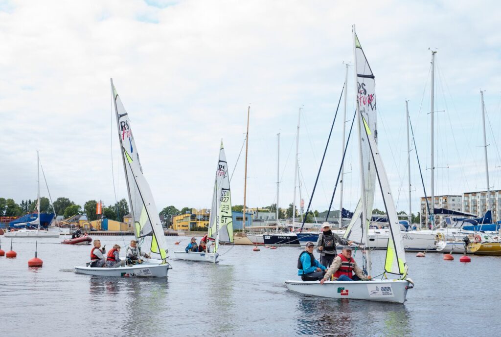 Pärnus käisid erivajadustega inimesed sportpurjekatega merel