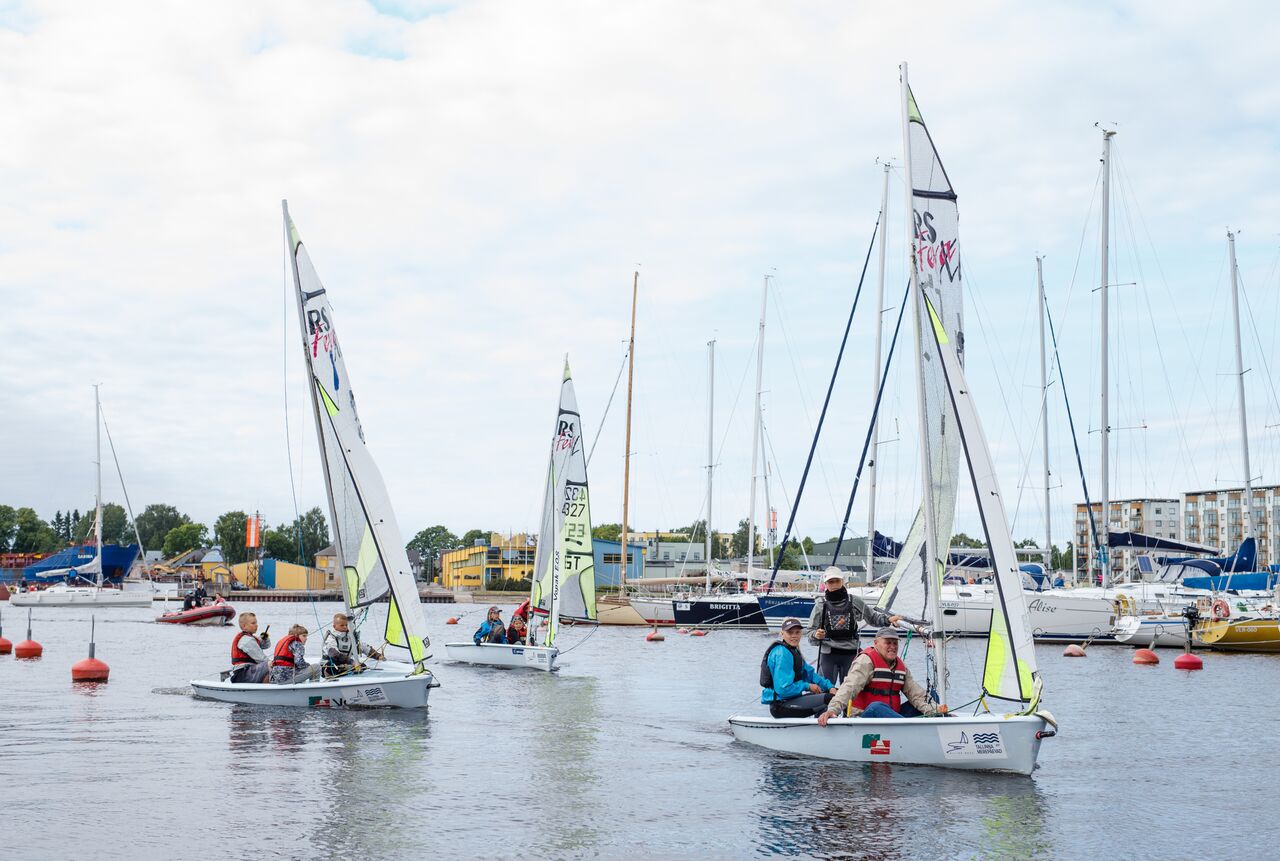 Pärnus käisid erivajadustega inimesed sportpurjekatega merel