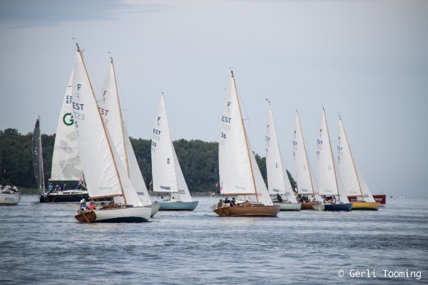 Ühtlaselt tugev purjetuul viis Muhu Väina laevastiku Kärdlasse Hiiumaal