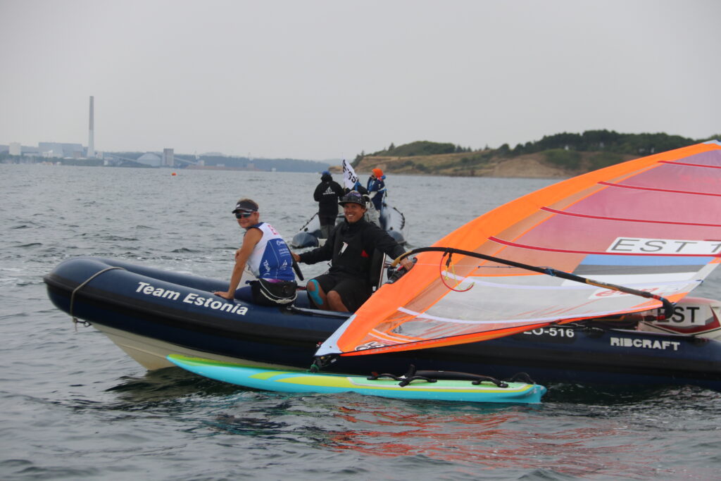 Purjetamise MM-i 5. päev: Sportlasi kimbutab tuuletus. Võistelda õnnestus täna vaid Puustal ja vendadel Roihudel