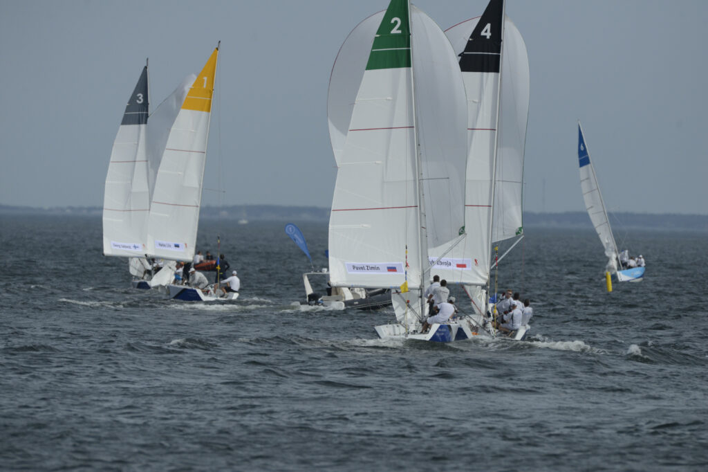 Puhangulne ja muutlik tuul kimbutas Match Race EMi avapäeva