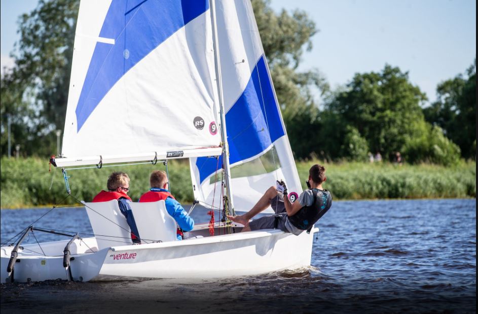Parapurjetajad heiskasid uute paatide purjed Pärnu jõel