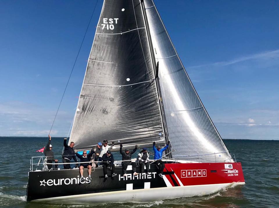 A. Le Coq 62. Muhu Väina regati Haapsalu-Kuivastu etapil asendusid prognoositud kesised tuuleolud korraliku purjetamisilmaga