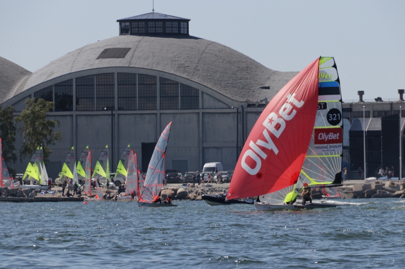 Tallinn Race'i esimese osavõistluse võitjad on Juuso ja Henri Roihu, Lili Kotilainen ja Vilma Rikala ning Hugo Mart Reisner ja Joonas Ata Saks