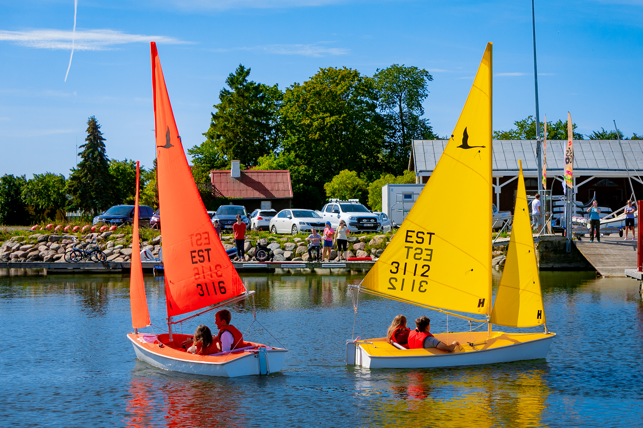 Ratastooli asemel purjed: Haapsalus purjetasid erivajadusega inimesed