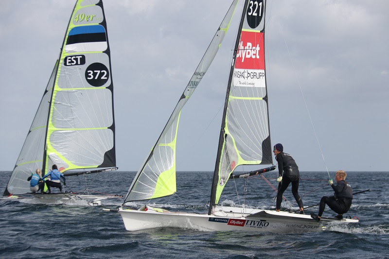 Kahepaadid heitlesid Kärdlas Purjetamise Eesti Meistrivõistluste etapi võidu nimel