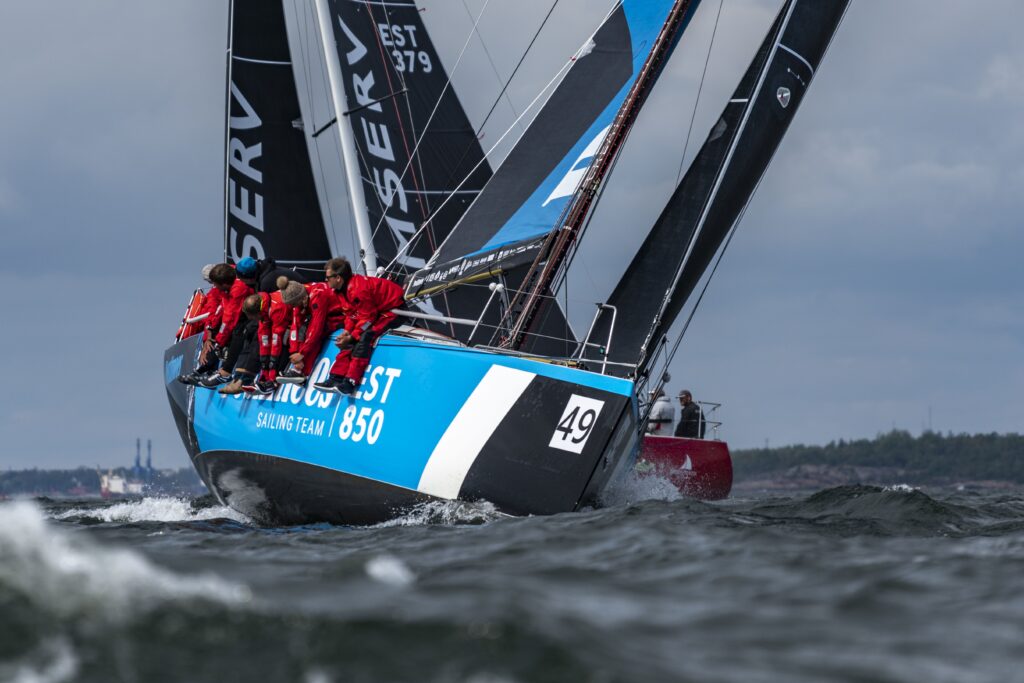 Eestlased hoiavad ORC EMil pjedestaalikohti raudses haardes