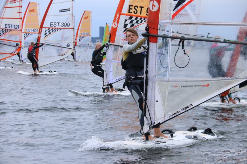 Pirita Surfil selgitati välja Eesti MV etapi parimad purjelaudurid