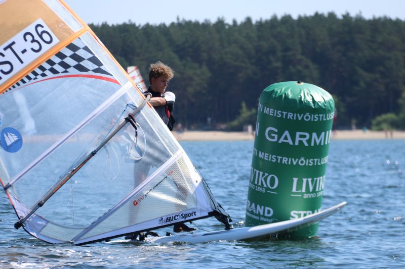 Purjelaudurid selgitasid Tallinna lahel Garmin Purjetamise Eesti Meistrivõistluste sarja etapi parimad