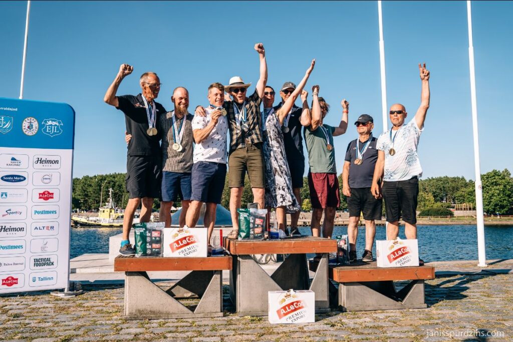 Muhu Väina regati säravad medalid on võitjatele kaela riputatud