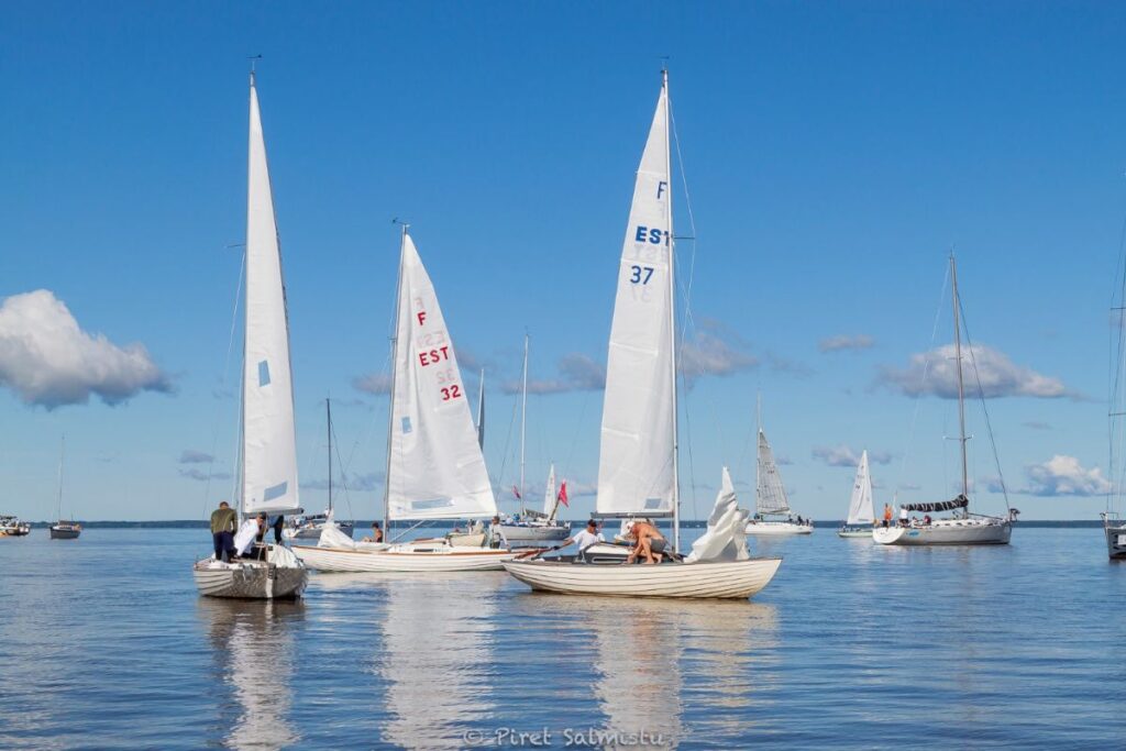 Pärnust Kärdlasse purjetanud võistlejaid kimbutas tuulevaikus