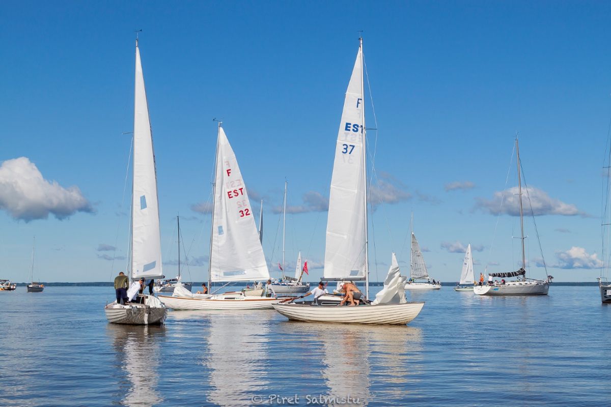 Pärnust Kärdlasse purjetanud võistlejaid kimbutas tuulevaikus