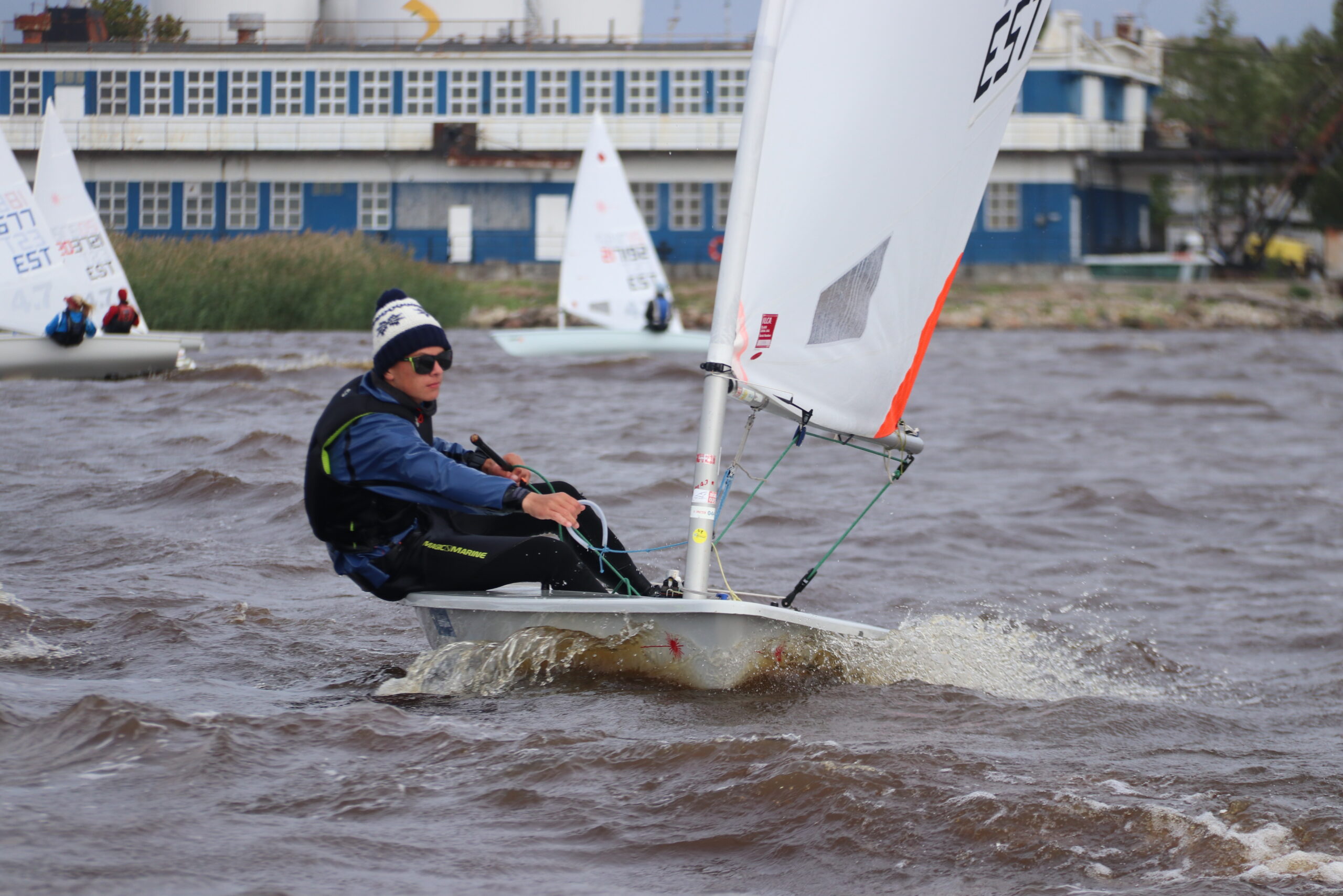 Garmin Purjetamise Eesti Meistrivõistluste sarja etapil purjetati täna tugevas tuules Pärnu jõel