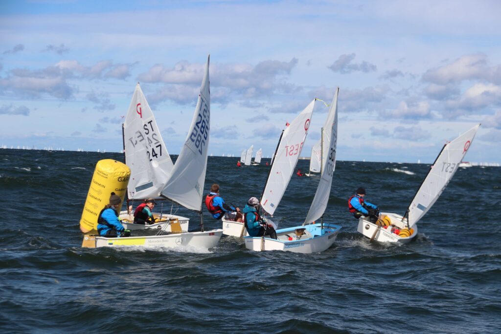Eesti Meistrivõistluste teine päev tõi endaga päikesepaistelise ilma, kuid tormituuled ei andnud noortele ka seekord rahu