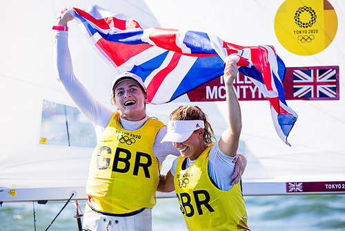 Rolex World Sailor of the Year 2021 parima naissportlase tiitli pälvisid olümpiasportlased Hannah Mills ja Eilidh McIntyre, parimaks meessportlaseks valiti Tom Slingsby