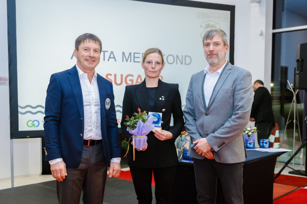 Sugar 3 meeskond ja Liisbeth Orav koos treener Jaak Lukk-ga pälvisid EOK preemia!