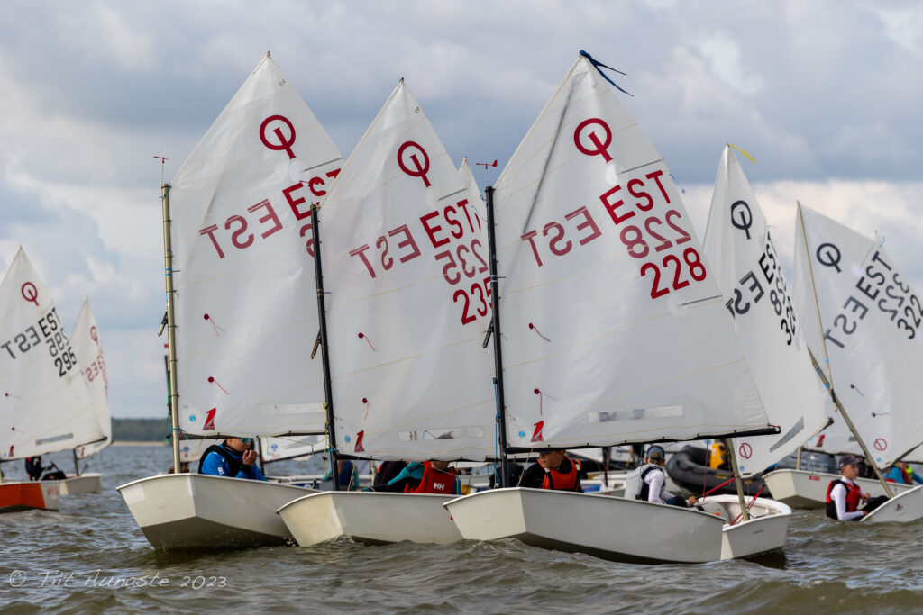 Pärnus algas Sügisregatt, võistlevad sportlased Optimist, ILCA 4 ja Zoom 8 paatidel