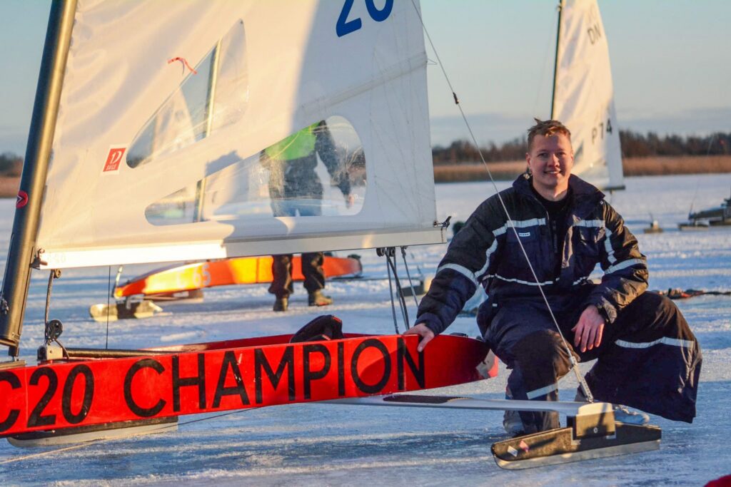 DN-klassi jääpurjetamise 2026. aasta Euroopa ja maailmameistrivõistlused Poolas kujunesid Eesti sportlastele erakordselt edukaks. Pärnu Jahtklubi purjetaja Rasm