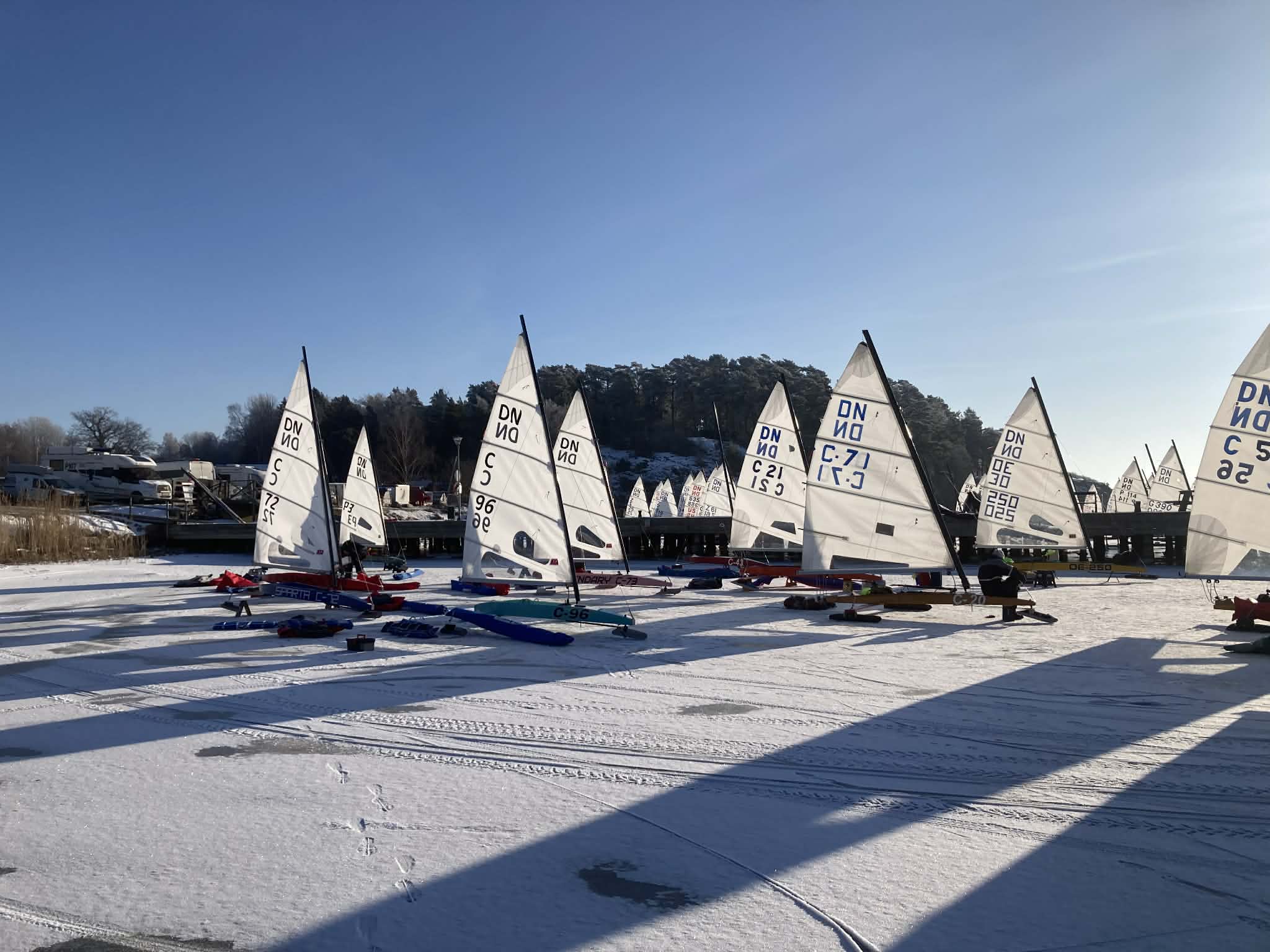 Rootsis algasid jääpurjetamise EM ja MM DN paadiklassis