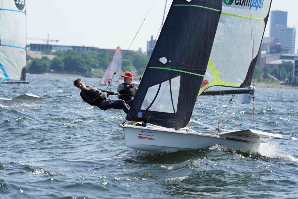 Enne Tallinn Race’i otsustavat võistluspäeva juhivad olümpiaklassis 49er üllatajadMaru Reiter & Kaur Villem Väiku vendade Roihude ees.